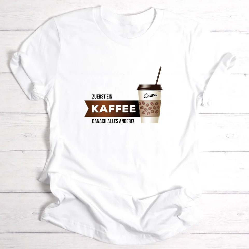 Kaffee zuerst - Personalisierbares T-Shirt
