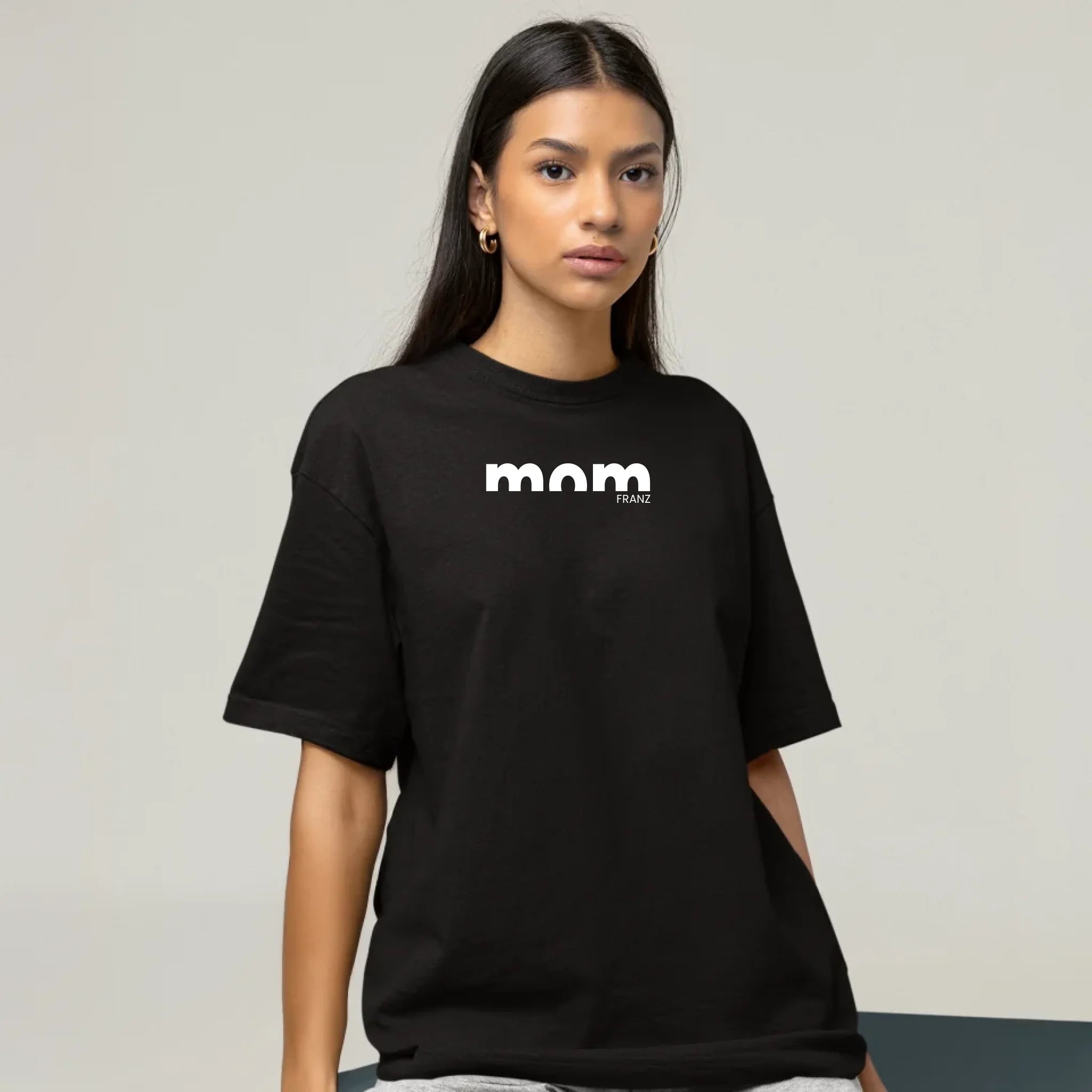 Mockup schwarzes Oversized T-Shirt Frau