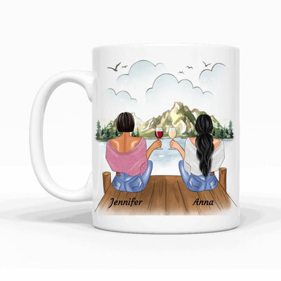 Sitzende Besties am Steg - Personalisierbare Tasse