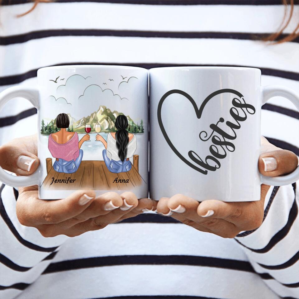 Sitzende Besties am Steg - Personalisierbare Tasse - wefriends