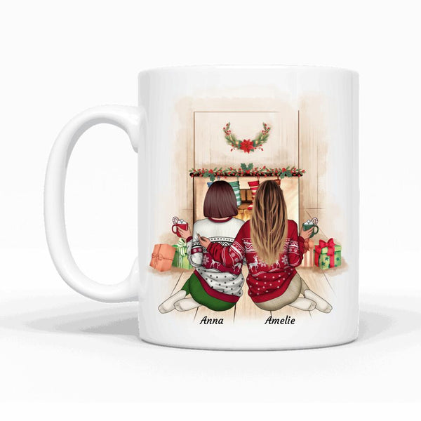 Sitzende Freundinnen vorm Kamin (Limitierte Weihnachtsedition) - Personalisierbare Tasse