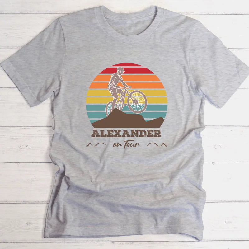 Mountainbike on tour - Personalisierbares T-Shirt