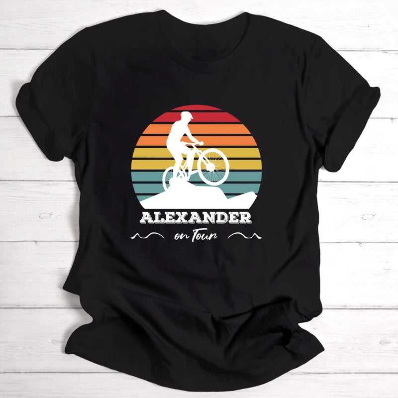 Mountainbike on tour - Personalisierbares T-Shirt