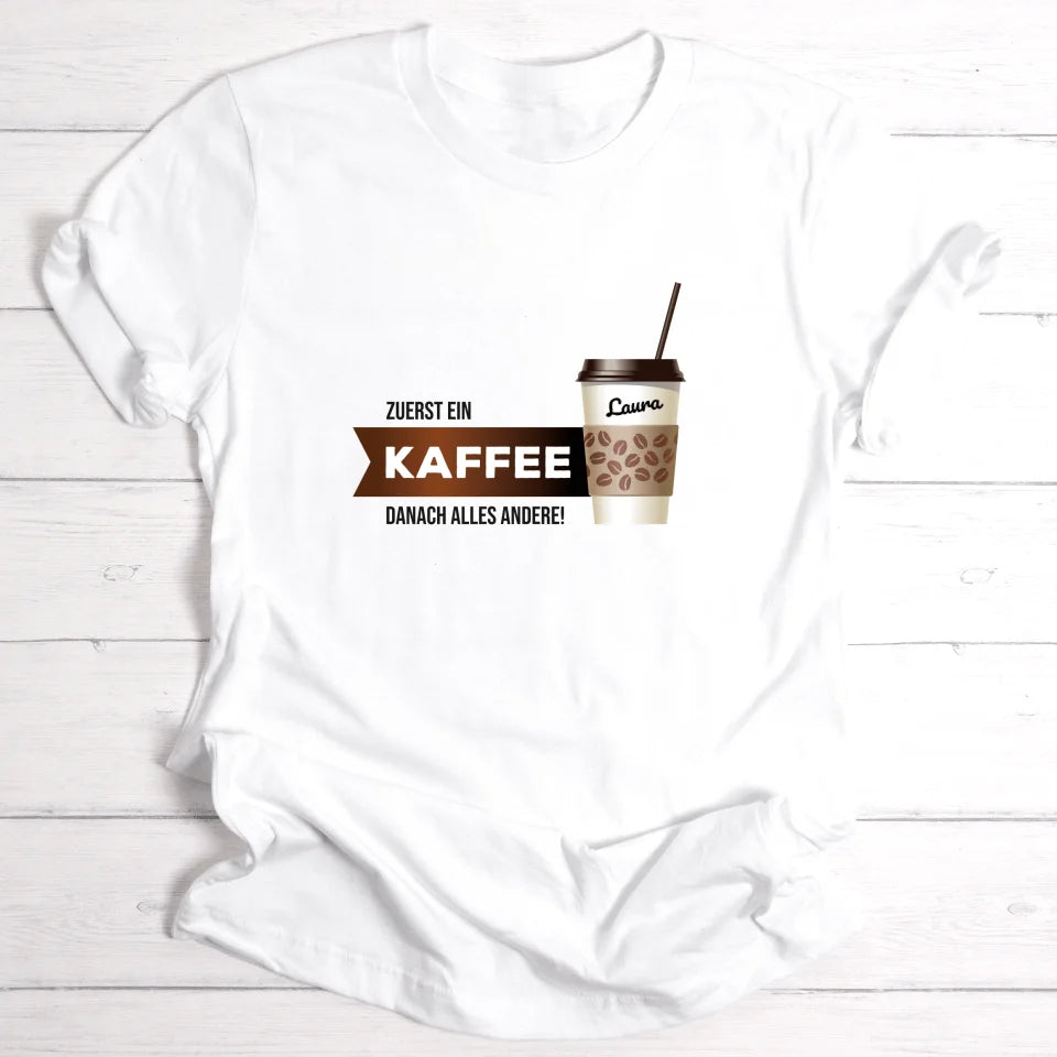 Kaffee zuerst - Personalisierbares T-Shirt