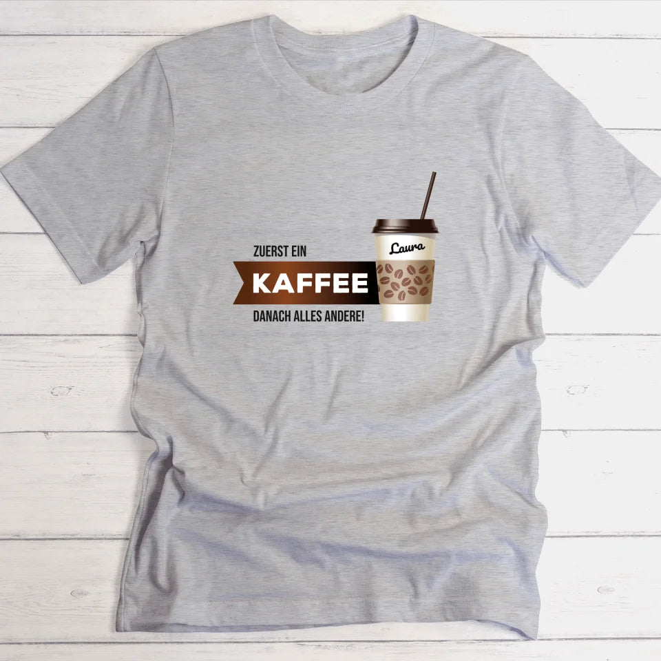 Kaffee zuerst - Personalisierbares T-Shirt