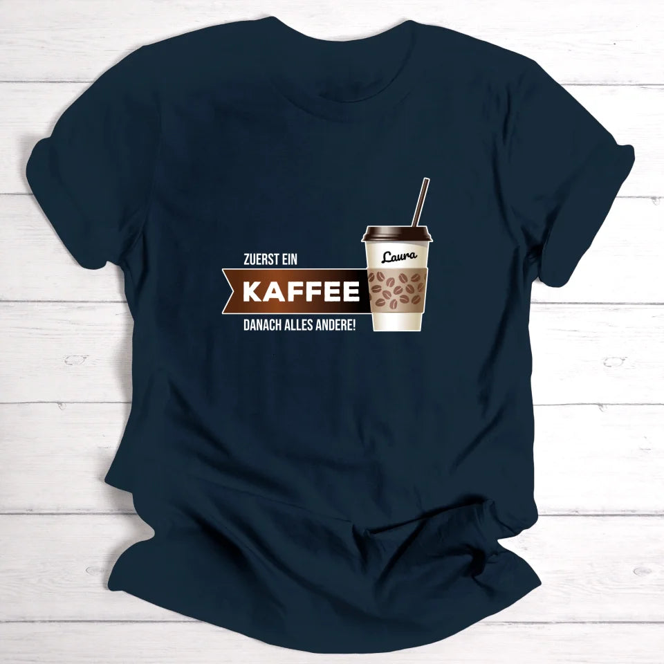 Kaffee zuerst - Personalisierbares T-Shirt