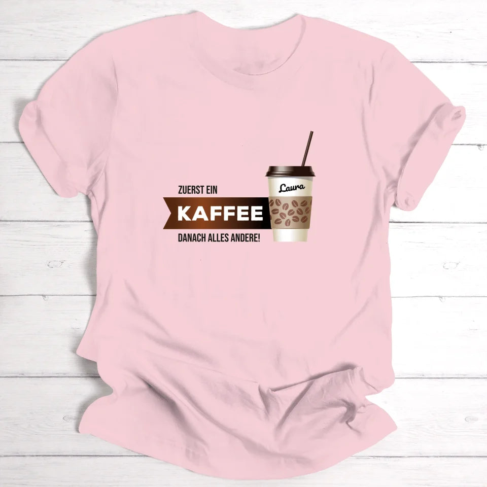 Kaffee zuerst - Personalisierbares T-Shirt