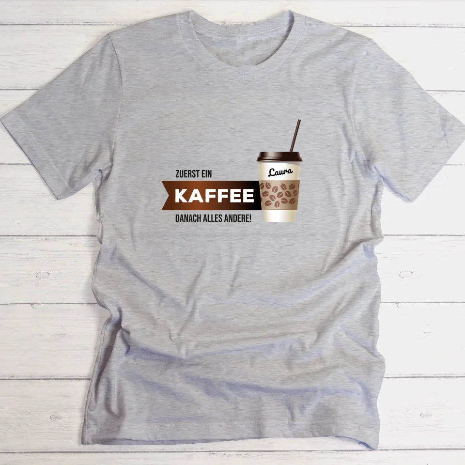 Kaffee zuerst - Personalisierbares T-Shirt