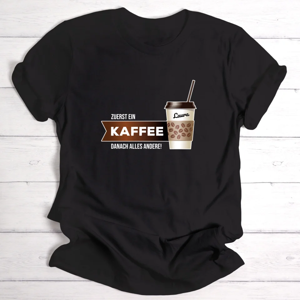 Kaffee zuerst - Personalisierbares T-Shirt