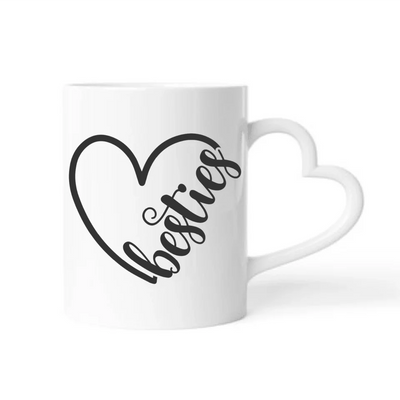 Sitzende Besties am Steg - Personalisierbare Tasse