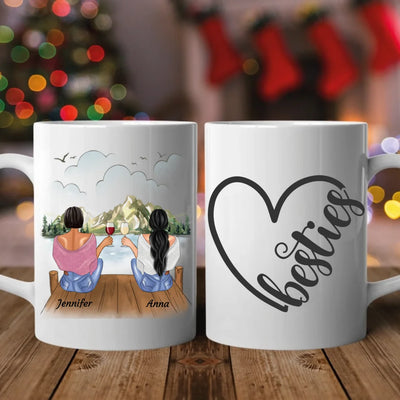 Sitzende Besties am Steg - Personalisierbare Tasse