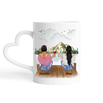 Sitzende Besties am Steg - Personalisierbare Tasse