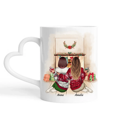 Sitzende Freundinnen vorm Kamin (Limitierte Weihnachtsedition) - Personalisierbare Tasse