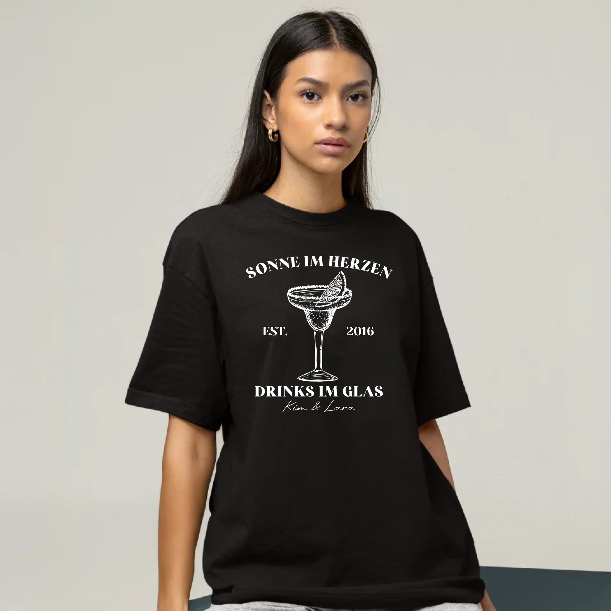 Mockup schwarzes Oversized T-Shirt Frau