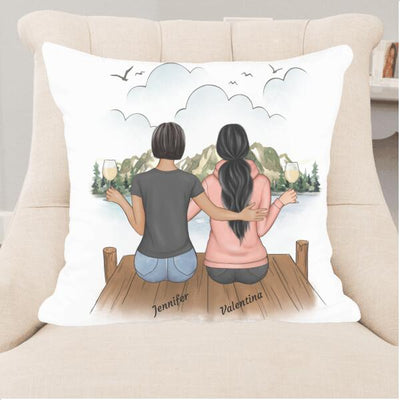 Sitzende Freundinnen am Steg (40x40cm) - Personalisierbares Flauschkissen