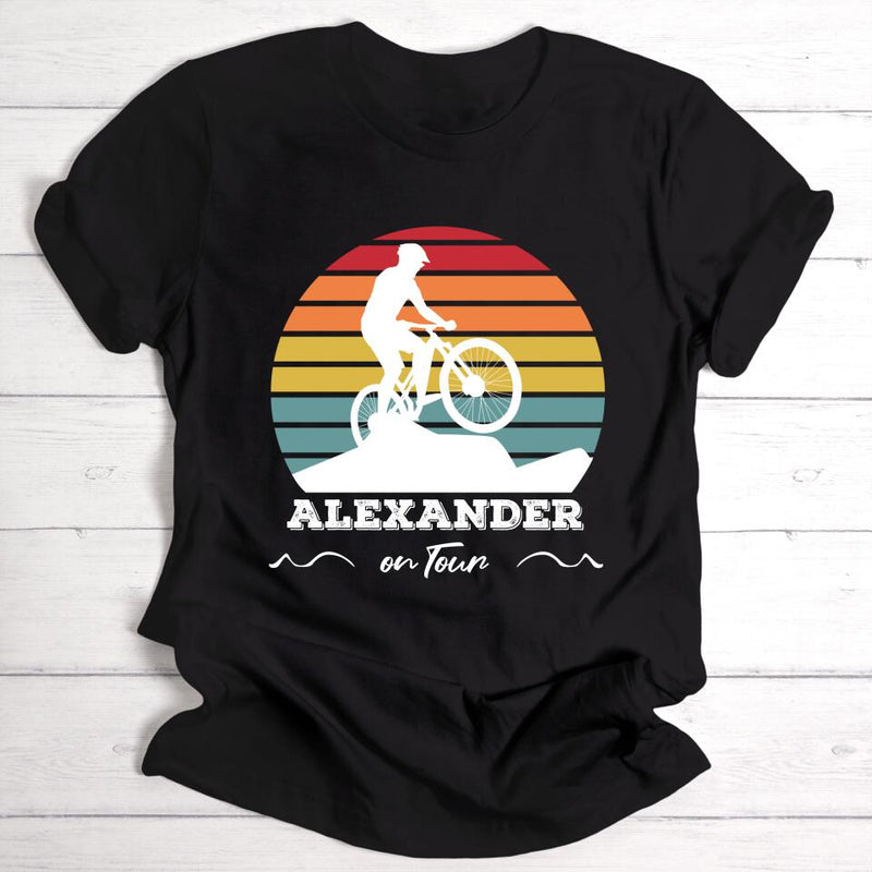 Mountainbike on tour - Personalisierbares T-Shirt