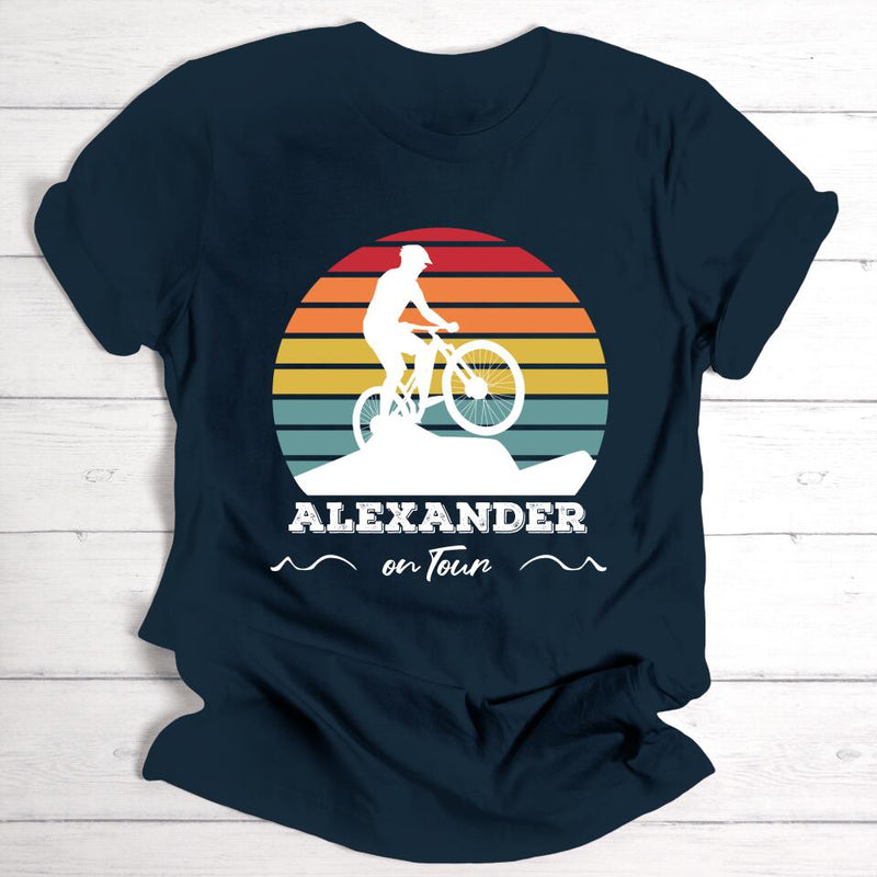 Mountainbike on tour - Personalisierbares T-Shirt